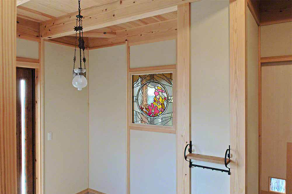 無垢の木造住宅に施工された、ポップで楽しい現代的なイメージのステンドグラス。