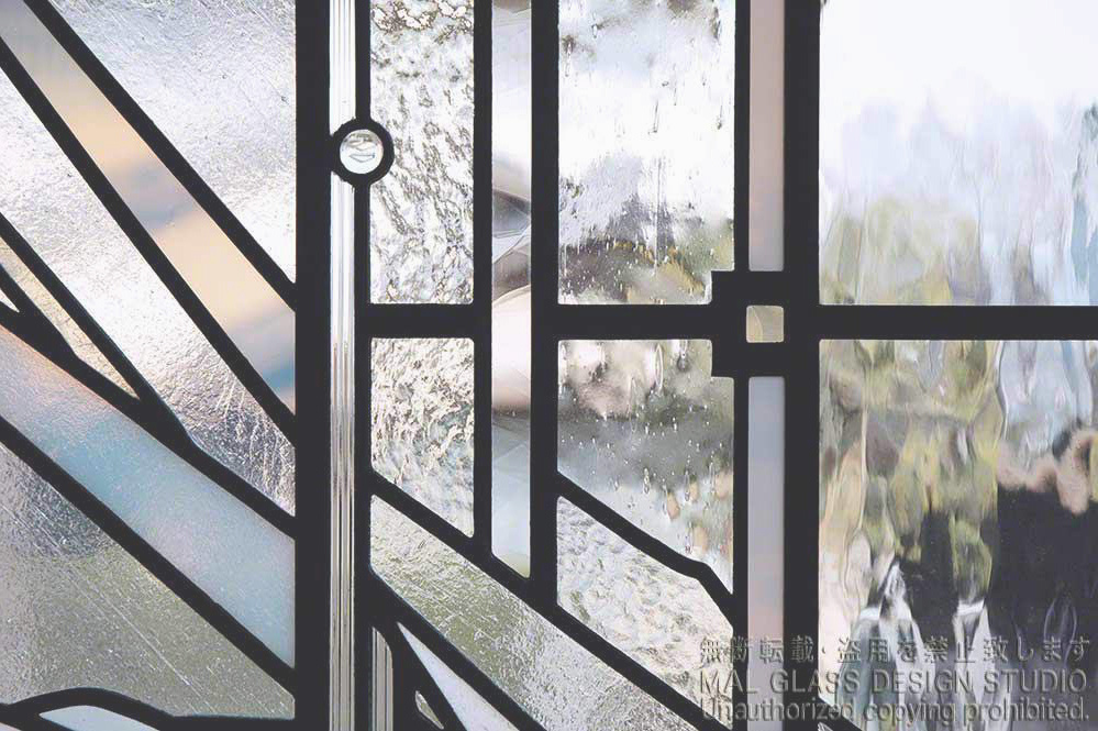 透明ガラスと乳白色のガラスのコントラストが美しいステンドグラスの拡大写真。