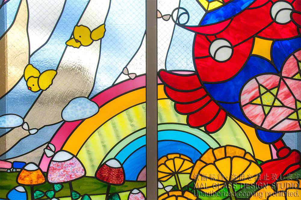 かわいいステンドグラスの施工例。虹と花と鳥部分のクローズアップ。