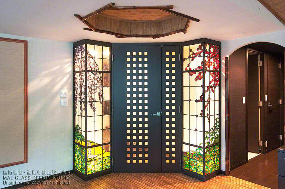 室内ドアの両袖に施工した桜と紅葉のステンドグラス。