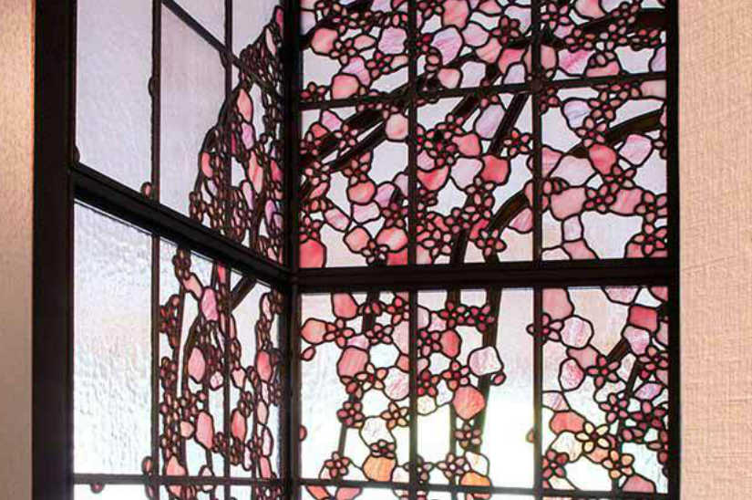 桜のステンドグラスのクローズアップ。具象的なステンドグラスの施工例。
