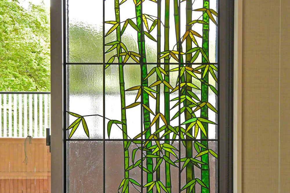 掃き出し窓に入れた竹のステンドグラスの全体写真。