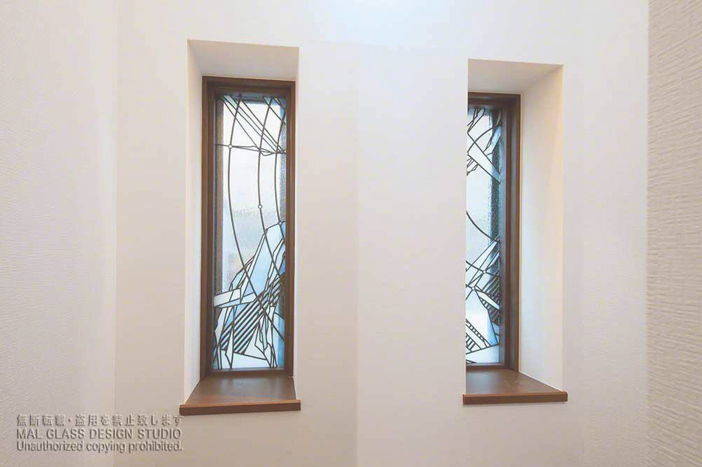 マルグラスのオリジナリティが発揮された現代的なステンドグラス。