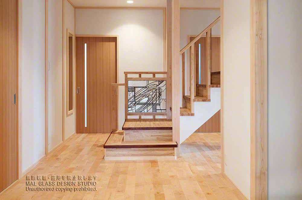 現代的和風住宅に施工された現代的なステンドグラス。