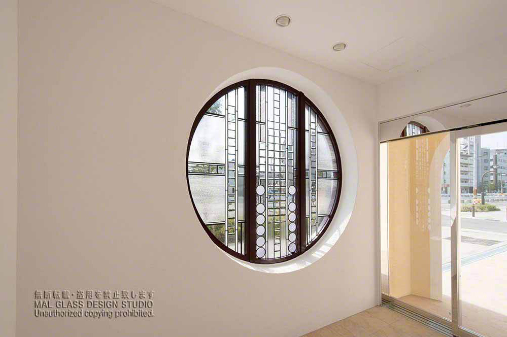 歯科医院のエントランスの大きな丸窓に施工したステンドグラス。