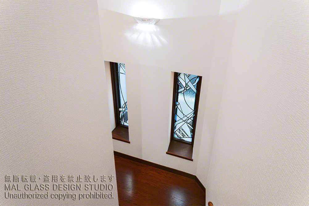 色彩を入れず暗くならないよう配慮したステンドグラス。