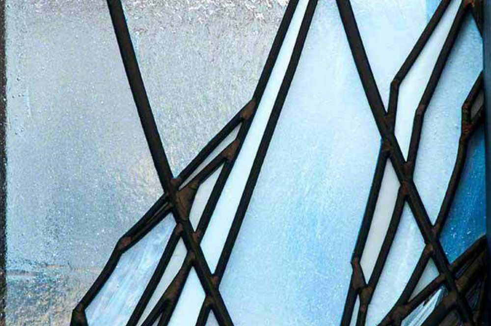 シャープで空間的なイメージが特徴のステンドグラスの拡大写真。