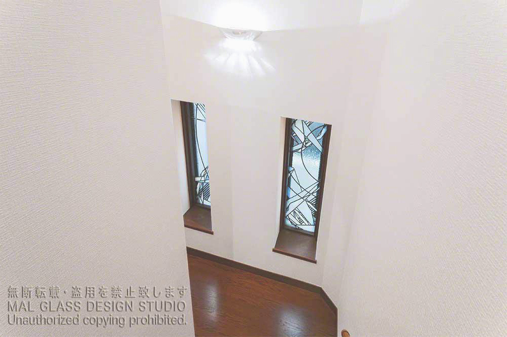 色彩を入れず暗くならないよう配慮したステンドグラス。