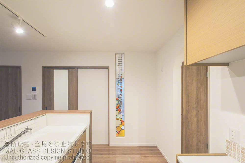 明るくカラフルになステンドグラスをキッチン側から見た様子。