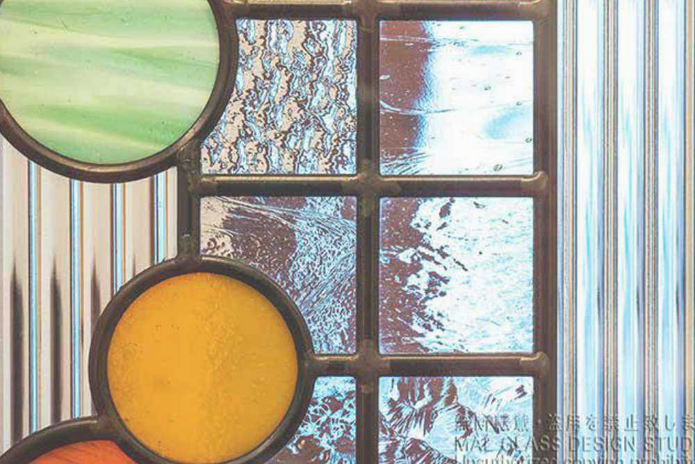 様々な透明ガラスをタイル状に組み合わせたステンドグラスの拡大写真。