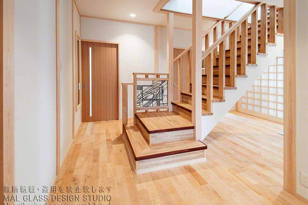 日本建築の玄関ホールに施工された現代的でインパクトの強いステンドグラス。