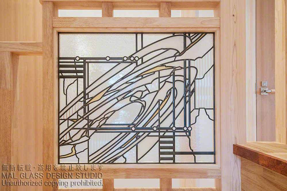 白から乳白色、透明のコンビネーションの現代的でスタイリッシュなステンドグラス。