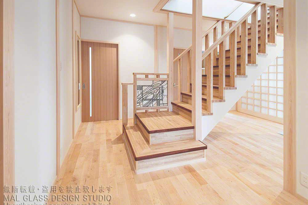 日本建築の玄関ホールに施工された現代的でインパクトの強いステンドグラス。