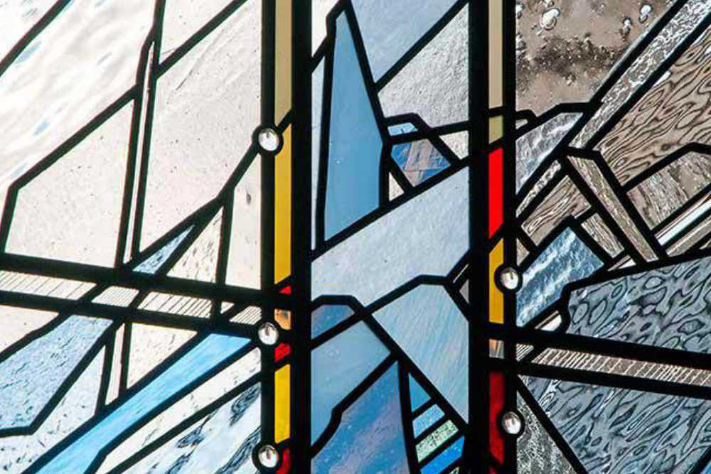 ブルーのガラスに赤色のガラスの差し色がきれいなステンドグラス。