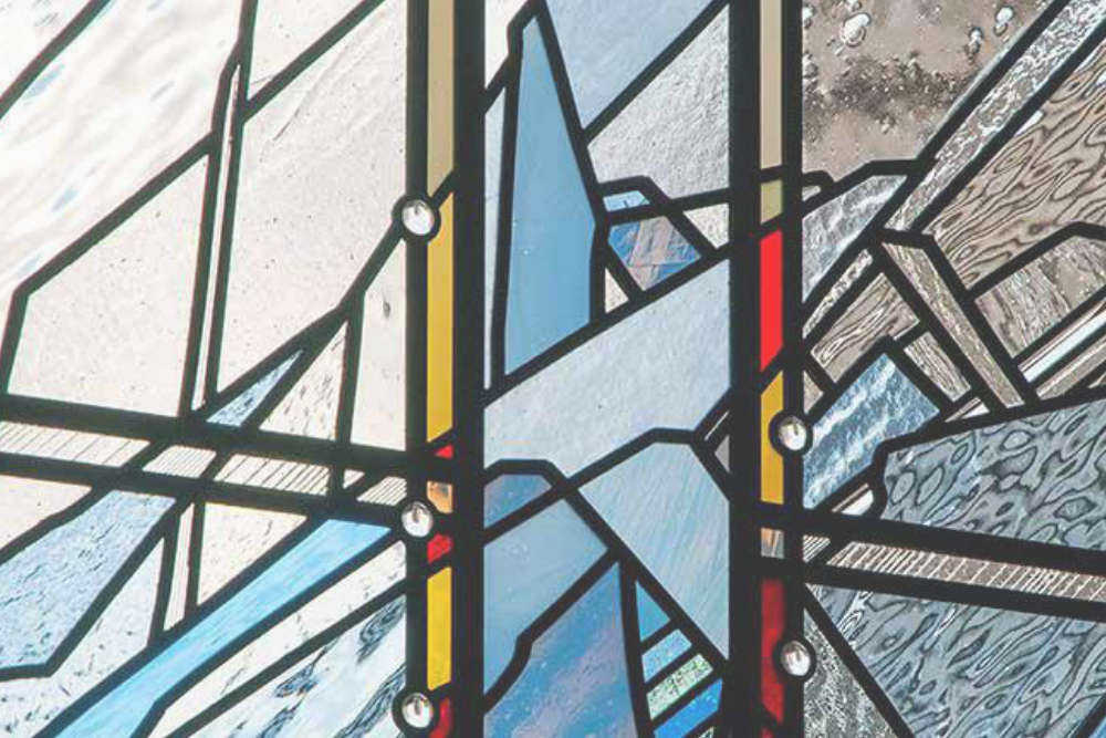 ブルーのガラスに赤色のガラスの差し色がきれいなステンドグラス。