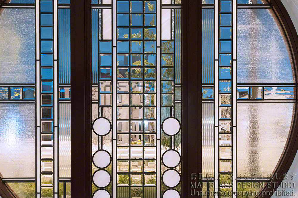 面取ガラスと透明ガラスのコントラストがきれいな夕刻のステンドグラス。
