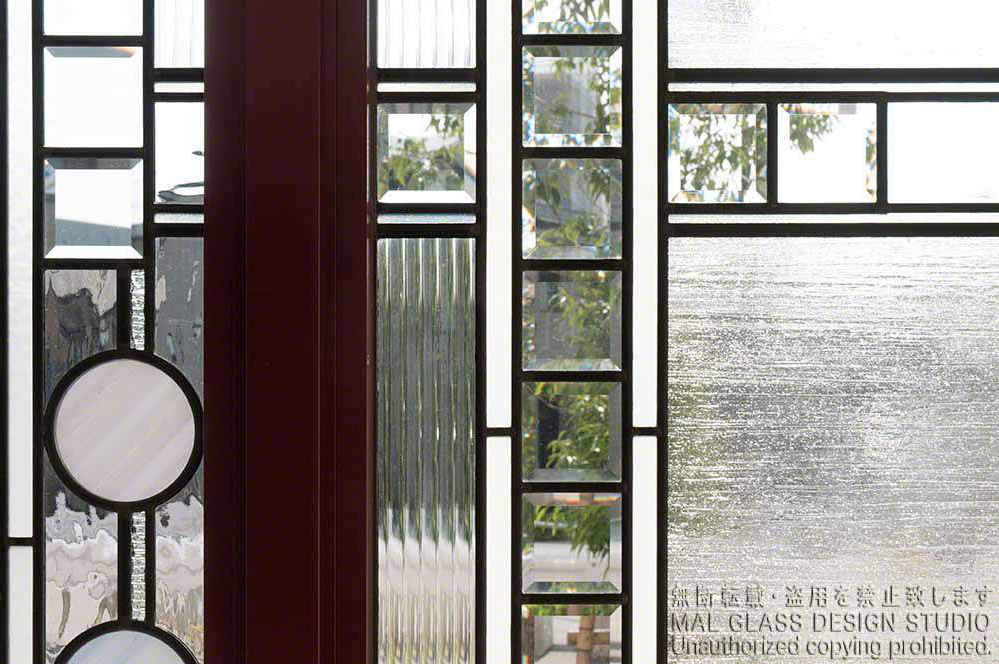 面取ガラスと透明ガラスの屈折がきれいなステンドグラス。