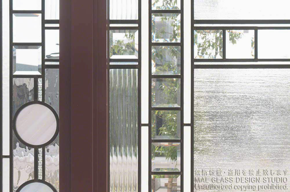 面取ガラスと透明ガラスの屈折がきれいなステンドグラス。