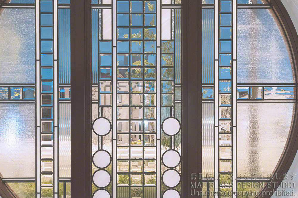 面取ガラスと透明ガラスのコントラストがきれいな夕刻のステンドグラス。