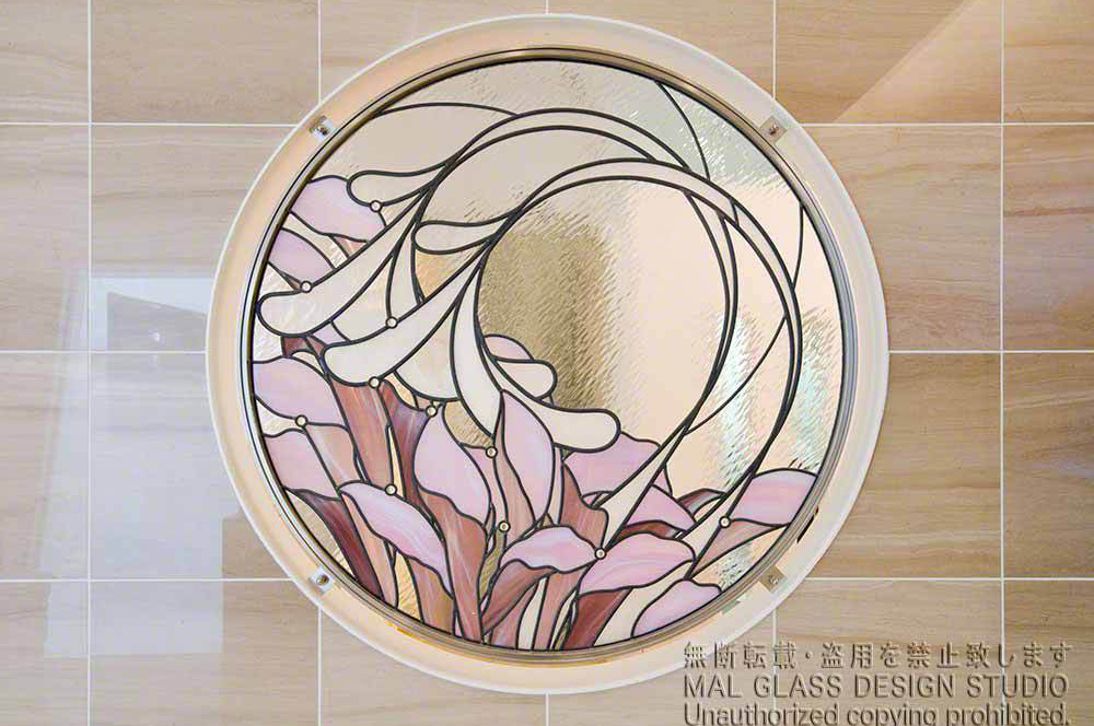 ピンクの濃淡で表現したカラーをモチーフにしたステンドグラス