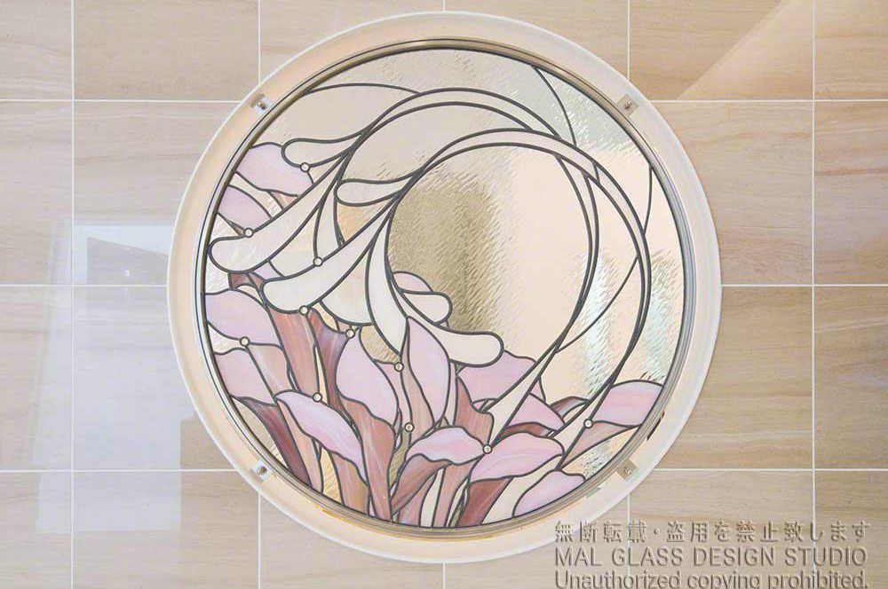 ピンクの濃淡で表現したカラーをモチーフにしたステンドグラス