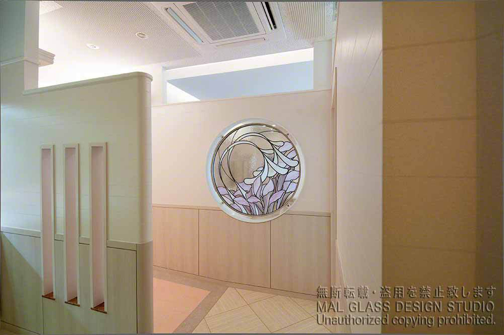 淡い色合いでエレガントなイメージのステンドグラス。