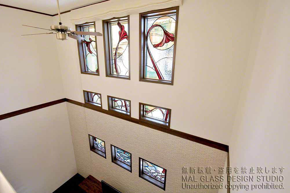 植物のモチーフを大胆にレイアウトしたエレガントなステンドグラス。