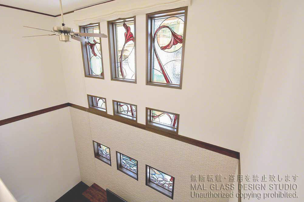 植物のモチーフを大胆にレイアウトしたエレガントなステンドグラス。