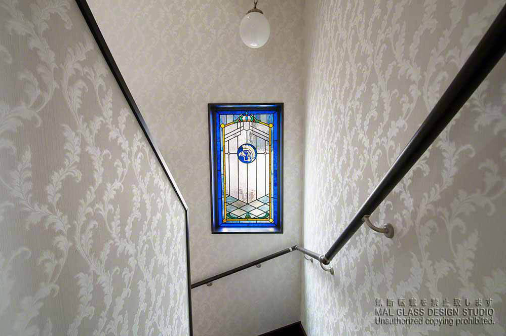 青いフレームが印象的なクラシック調のステンドグラス。