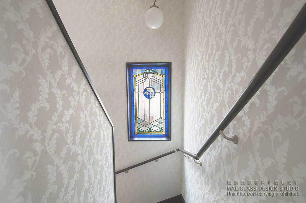 青いフレームが印象的なクラシック調のステンドグラス。