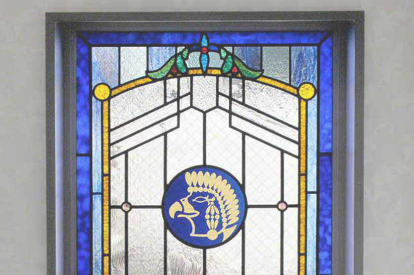 青いフレームと黄色いボーダーが印象的なクラシック調のステンドグラス