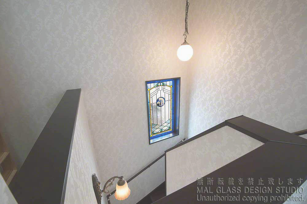 階段踊り場に施工されたクラシック調のステンドグラス。