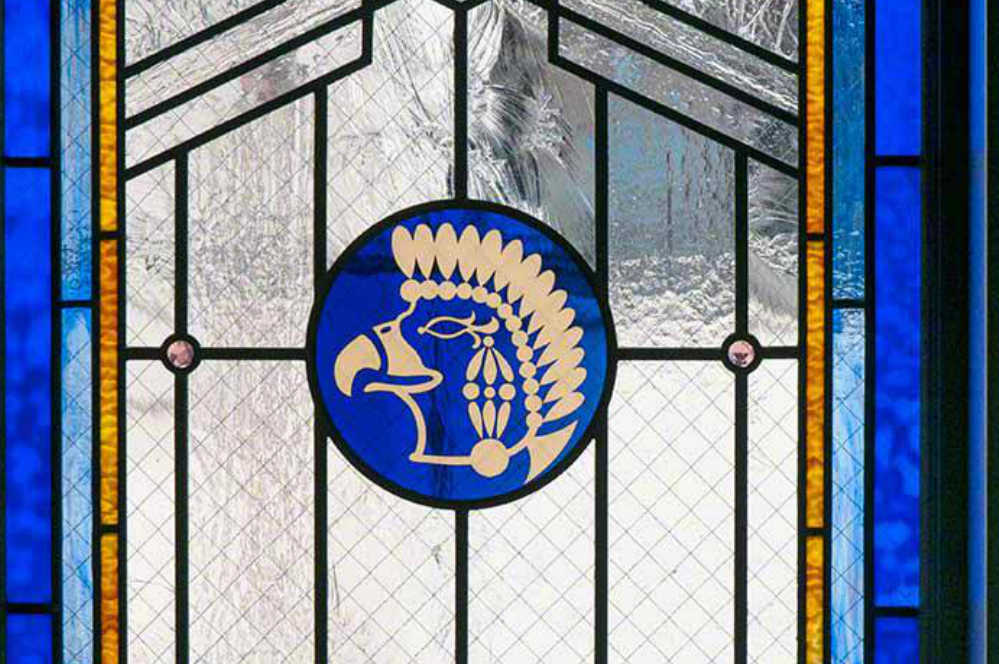 エッチンググラスをオーナメントに採用したクラシック調のステンドグラス。