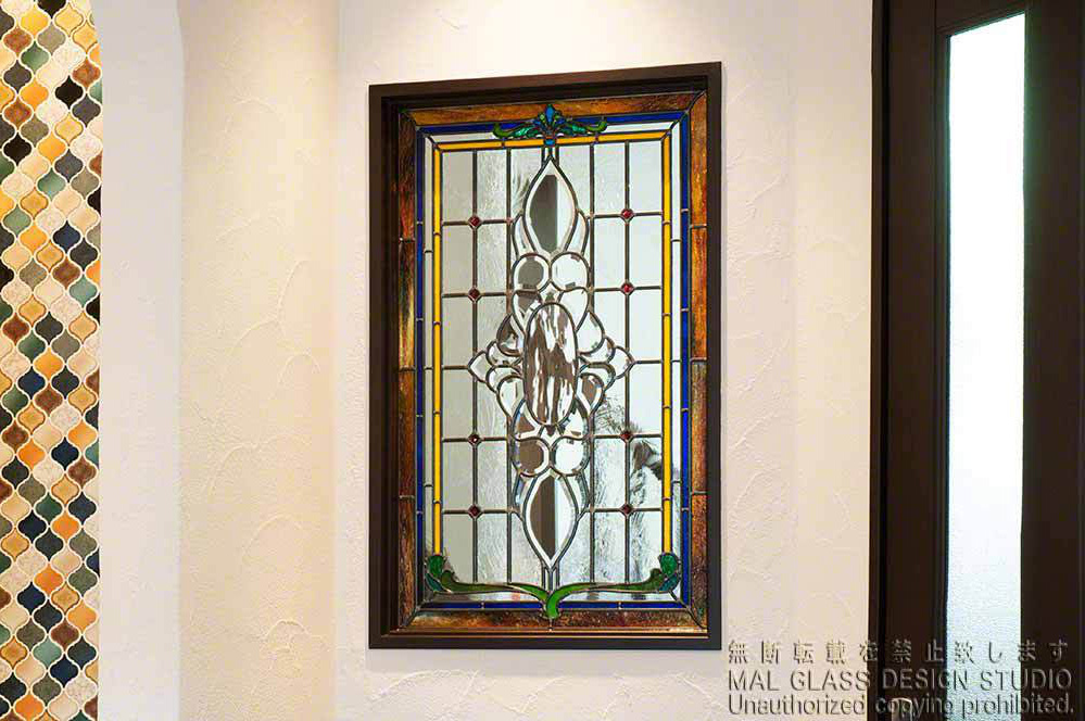 玄関とダイニングキッチンの間に取りつけられたアンティーク調のステンドグラス。