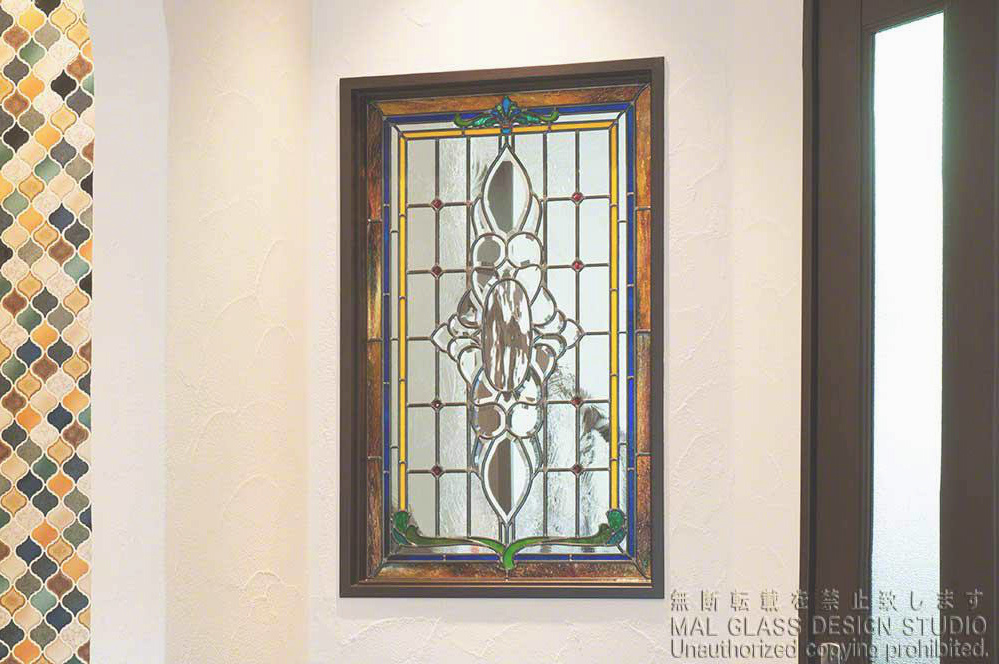 玄関とダイニングキッチンの間に取りつけられたアンティーク調のステンドグラス。