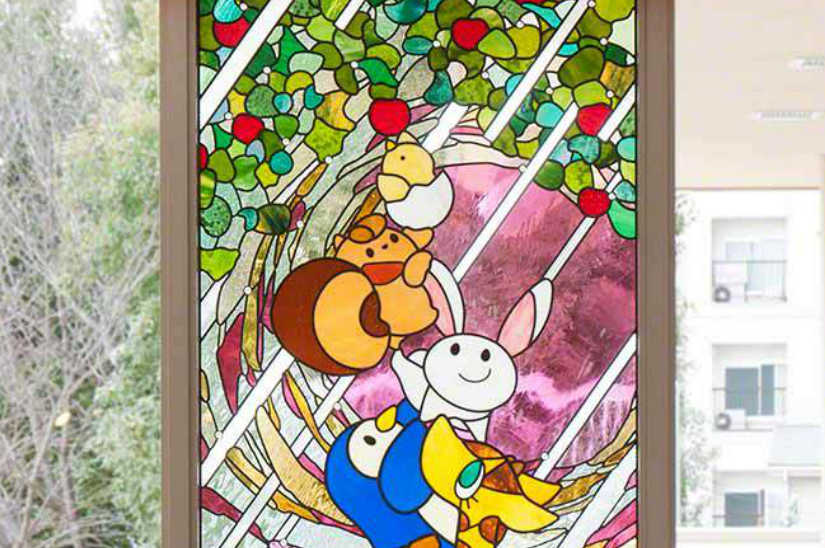 かわいいステンドグラスの施工例。ライオンからヒヨコまでの全体写真。