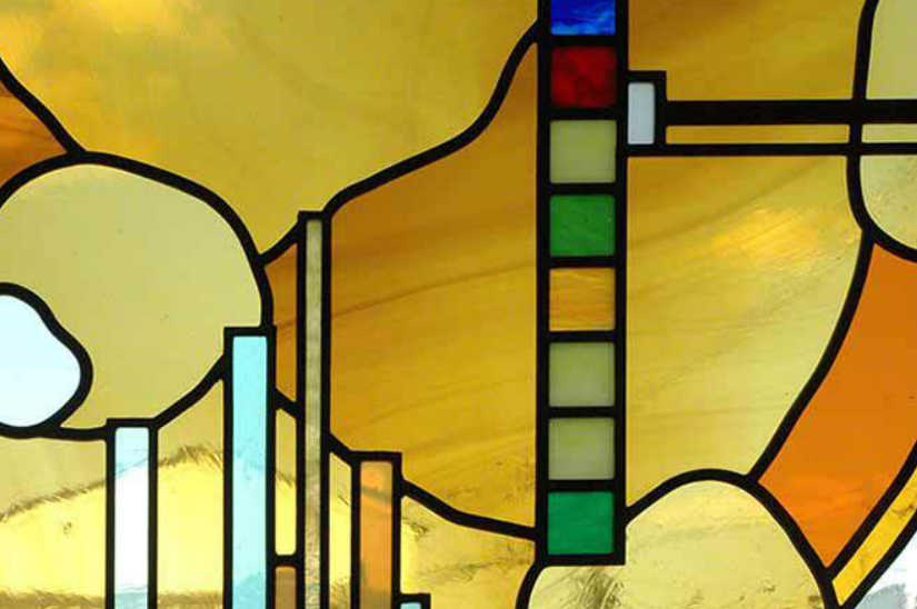 ポップなステンドグラスの施工例。黄色いストリーキーオパックガラスがきれいなクローズアップ写真。