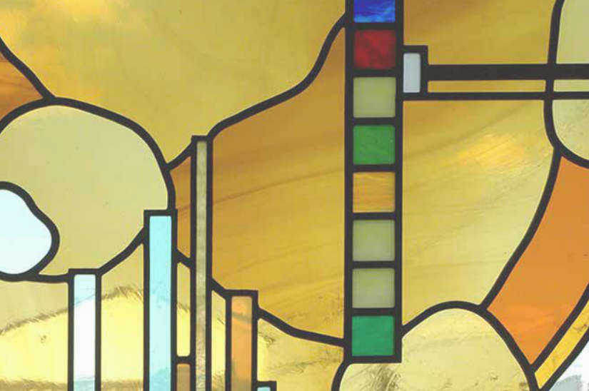 ポップなステンドグラスの施工例。黄色いストリーキーオパックガラスがきれいなクローズアップ写真。