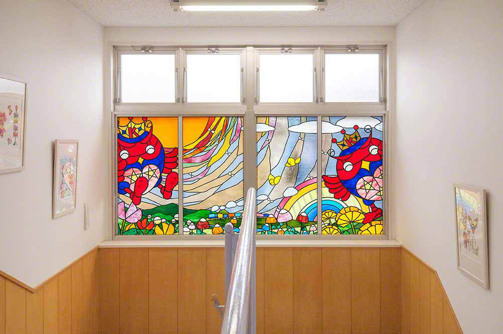 保育園の階段踊り場に施工したふくろうをモチーフにしたステンドグラス。