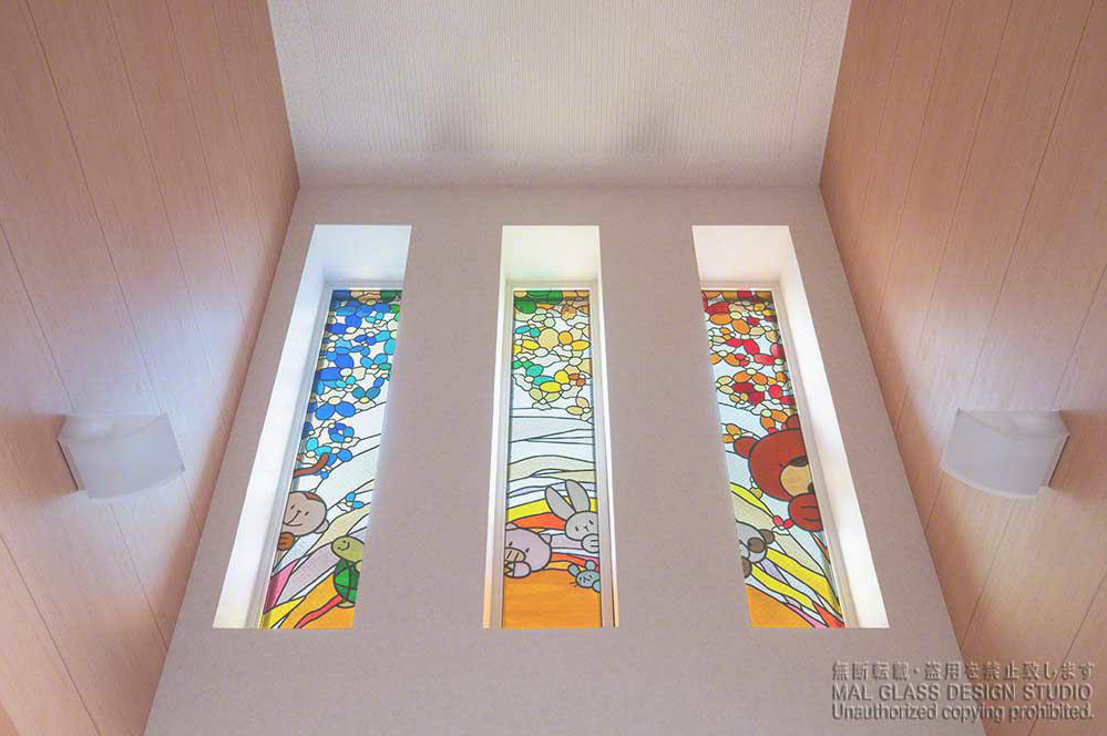 幼稚園玄関ホールに施工した、動物たちがかくれんぼをするステンドグラス。