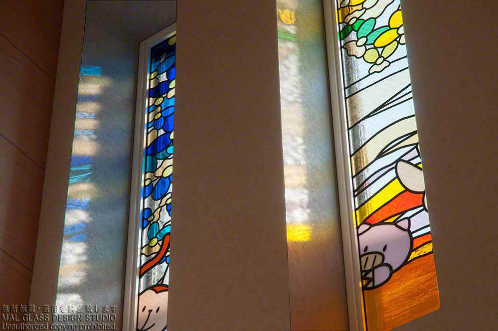 かわいいステンドグラスの施工例。開口部に映るステンドグラスの影。