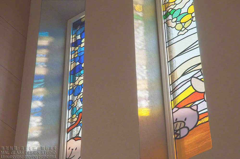 かわいいステンドグラスの施工例。開口部に映るステンドグラスの影。