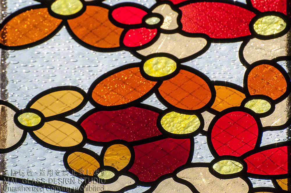 かわいいステンドグラスの施工例。赤いお花のクローズアップ。
