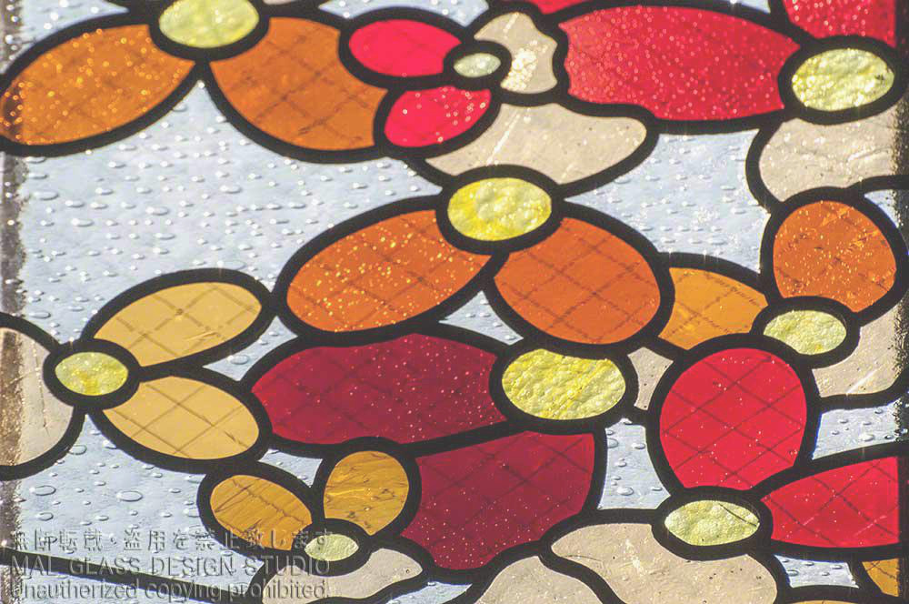 かわいいステンドグラスの施工例。赤いお花のクローズアップ。