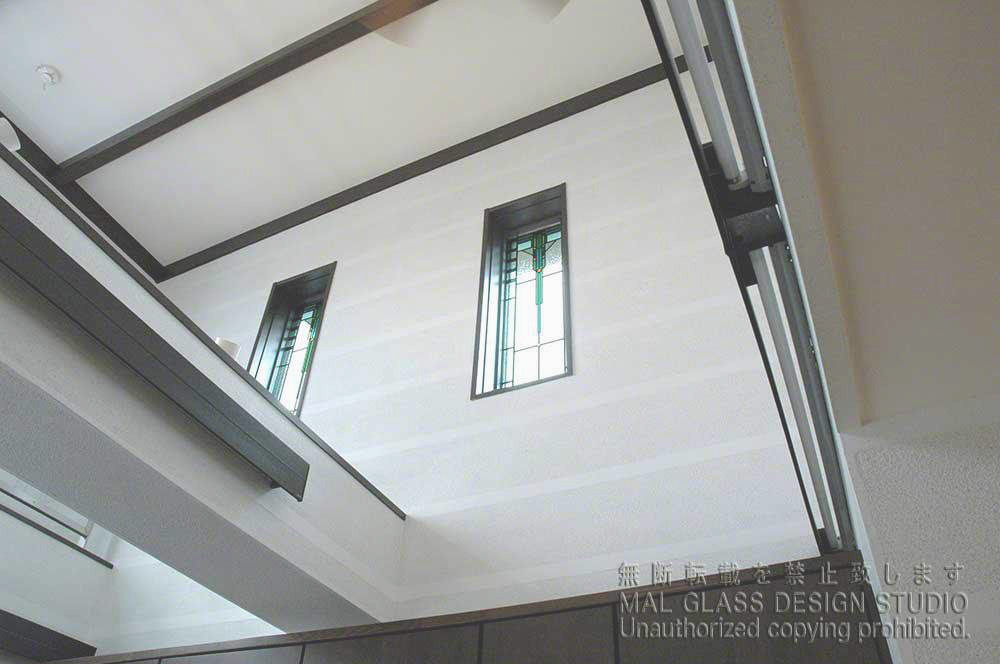 風格と気品を感じるF・L・ライト調のステンドグラス。リビングルームから見上げた様子。