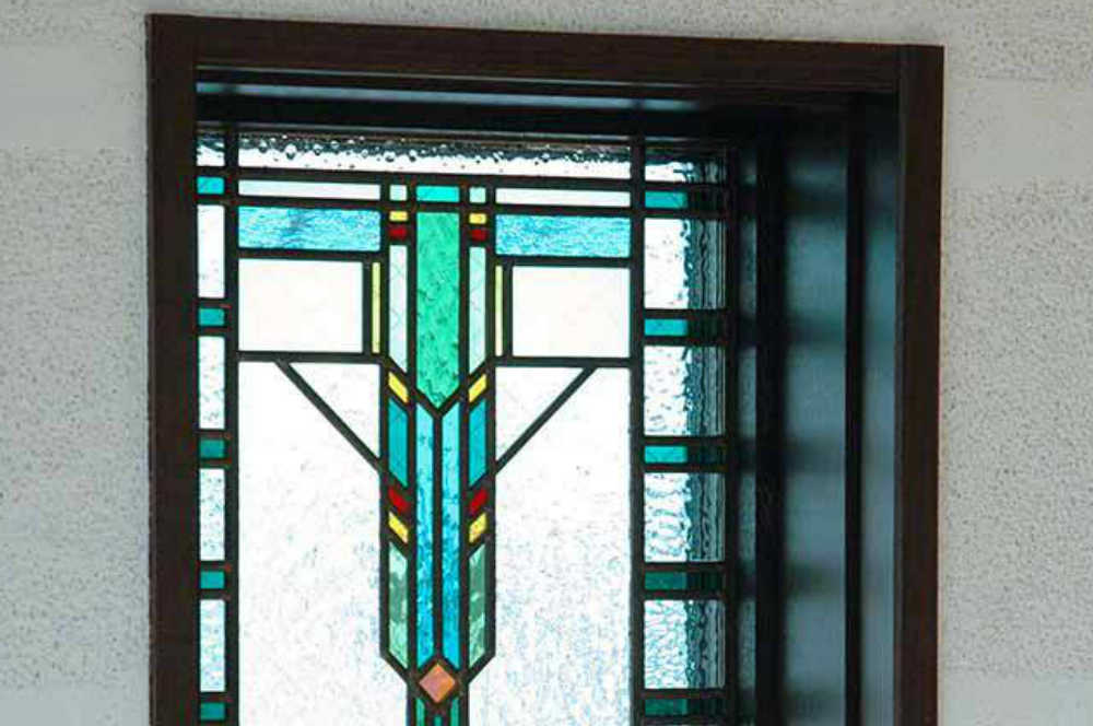 F・L・ライト調のステンドグラス。オーナメントのクローズアップ。