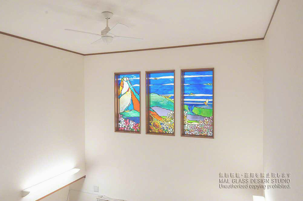 具象的なステンドグラスの施工例。山と花をモチーフにした3枚一組のステンドグラス。
