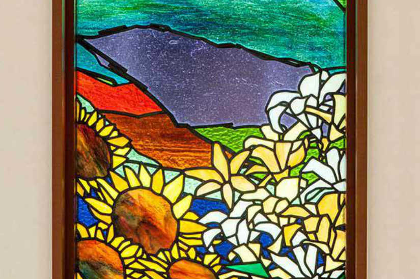 具象的なステンドグラスの施工例。ひまわりとキスゲのステンドグラス。