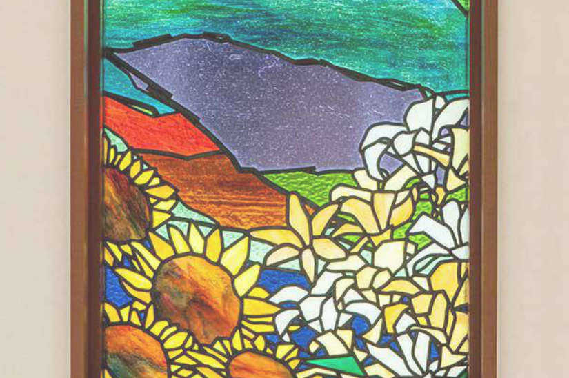 具象的なステンドグラスの施工例。ひまわりとキスゲのステンドグラス。