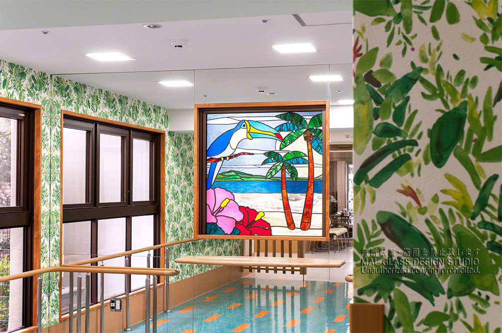 高齢者福祉施設談話室に施工した南国ムードのステンドグラス。